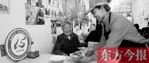 9月29日，輕院社區(qū)的“空巢老人”荊阿姨在一家飯店免費(fèi)吃午餐