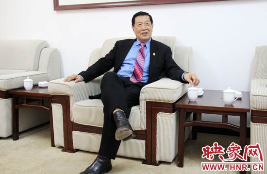 以精湛讀到的刑偵鑒識技術(shù)享譽國際的李昌鈺博士，被譽為“當(dāng)代福爾摩斯”。