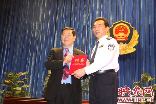在歡迎儀式上，李昌鈺博士從鐵路警察學(xué)院院長郝宏奎手中接過了客座教授的聘書。