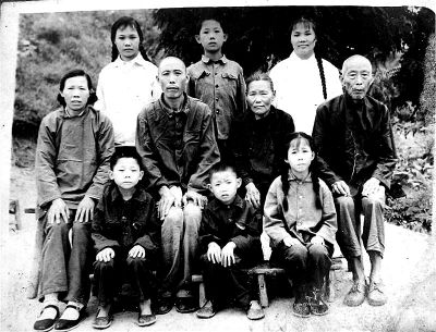1970年，何兆勝一家人在荊門合影，中排左二為何兆勝。