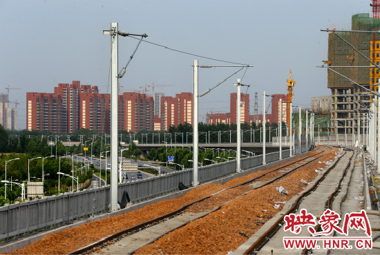 現(xiàn)代化的城際鐵路為日新月異的城市發(fā)展帶來了新的活力。