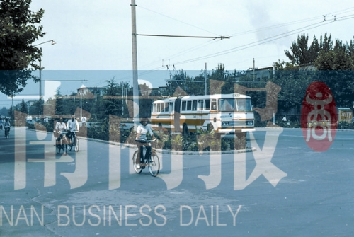 1983年的建設路，已經(jīng)有了電車