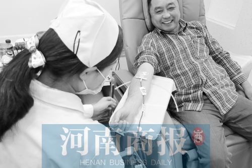 昨天，有市民看了商報(bào)報(bào)道后，前往獻(xiàn)血點(diǎn)獻(xiàn)血 記者 張郁/攝