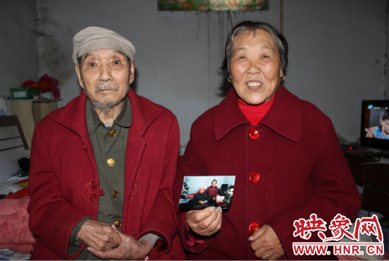 兩位老人的心愿就是能有一張金婚照。