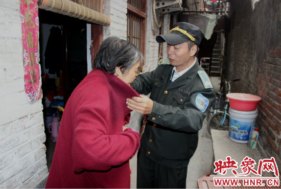 一馬路社區(qū)的巡防隊(duì)員們經(jīng)常前來(lái)幫助老人。
