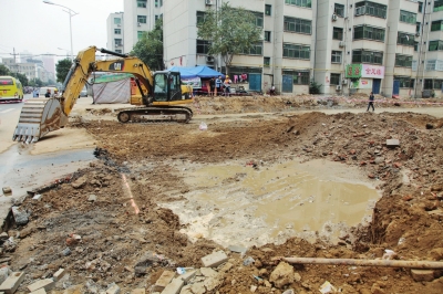 漢江路與行云路口，施工挖斷天然氣管道。