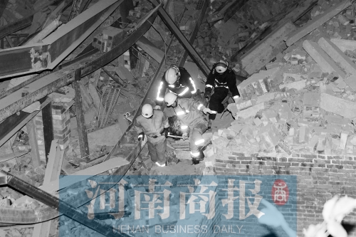 昨晚8點30分，消防員從廢墟中救出一名被埋者
