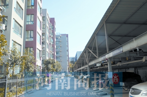 鄭州建設西路與工農路交叉口西北角附近一小區(qū)內，立體車庫已投入使用
