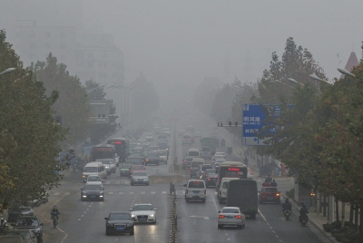 被霧、霾同時(shí)籠罩的市區(qū)道路
