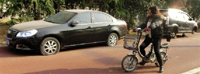 緊臨西三環(huán)一小區(qū)門口停的轎車，8輛車車胎被扎