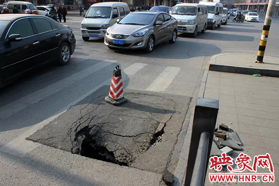 南陽路農(nóng)業(yè)路出現(xiàn)深坑，近看是因?yàn)闉r青充當(dāng)窨井蓋所致