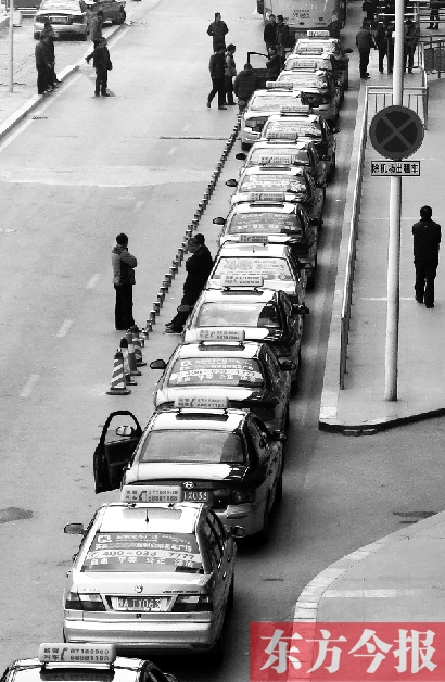 機(jī)場出租車等客區(qū)，停放的大部分都是藍(lán)色出租車