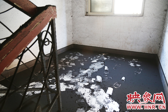 一樓到六樓的樓道內(nèi)都是黑色的煙塵。