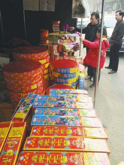 一家鞭炮攤兒前，只有少數(shù)人駐足購(gòu)買。