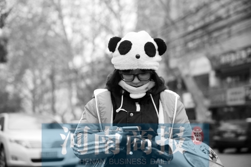 氣溫降了下來(lái)，不少人出行都裝備整齊