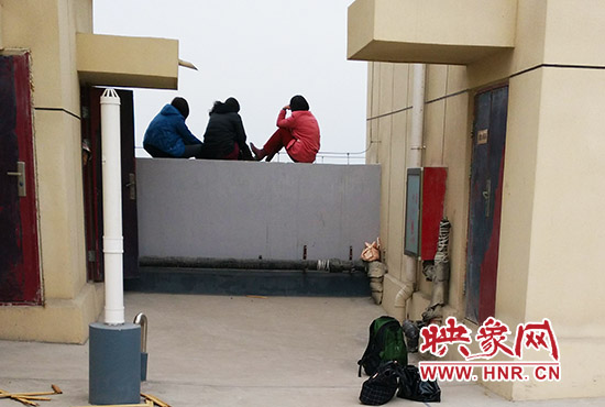 三人在樓頂始終不肯下來。