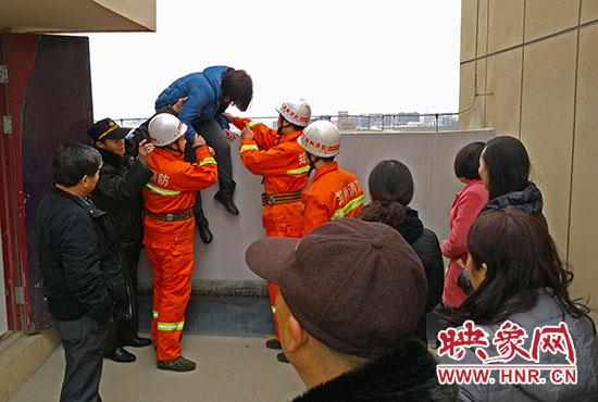 消防隊(duì)員和巡防隊(duì)員、民警將最后一名女子從樓頂救下。