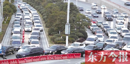 昨日，鄭州市福元路，車(chē)輛在僅剩的一條5米寬車(chē)道上堵得“不亦樂(lè)乎”