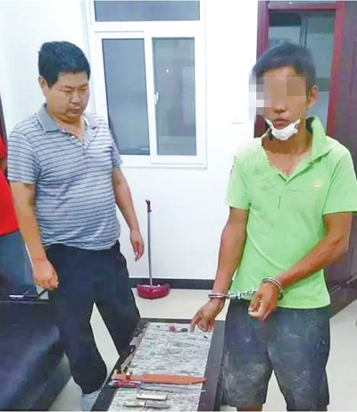 犯罪嫌疑人張某某（右）被抓時(shí)，挎包中被搜出兩把長約30厘米的尖刀