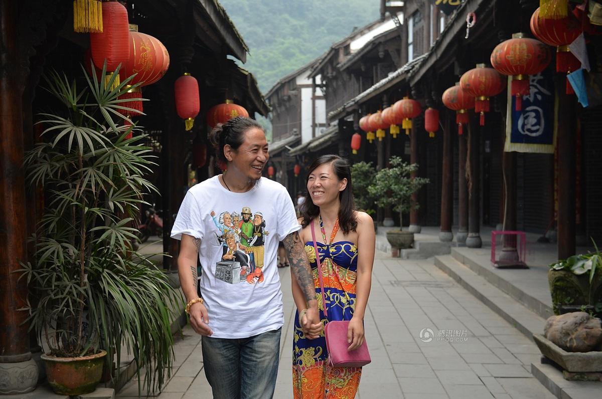 圖為7月20日，顧少強(qiáng)和老公于夫在成都街子古鎮(zhèn)，兩人剛于7月6日登記結(jié)婚。王勤/CFP