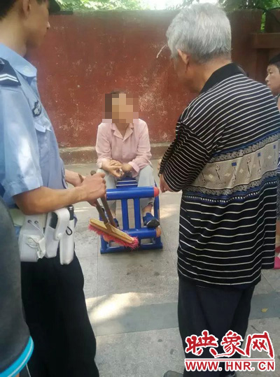 老太當(dāng)時坐在健身器材上做仰臥起坐，說環(huán)衛(wèi)工人影響她鍛煉身體了，便開始謾罵環(huán)衛(wèi)工人。
