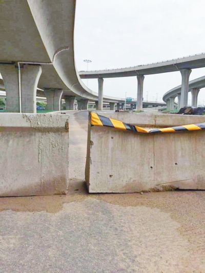  京廣快速路北延地面道路北三環(huán)入口處，一排石墩擋道，不讓入內(nèi)。