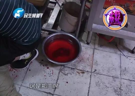 老板竟突然在廚房內(nèi)割腕自殺!發(fā)現(xiàn)意外情況后，小莉趕緊對傷者進(jìn)行包扎，并撥打了120急救電話。
