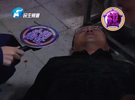 老板竟突然在廚房內(nèi)割腕自殺!發(fā)現(xiàn)意外情況后，小莉趕緊對傷者進(jìn)行包扎，并撥打了120急救電話。