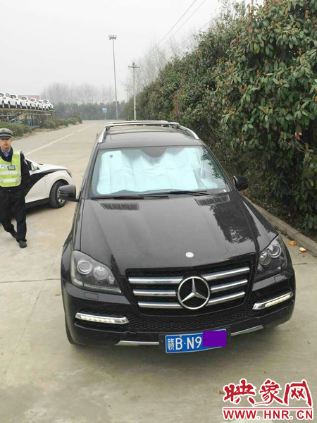 江西男子奔馳車中睡覺一氧化碳中毒，周口高速交警及時發(fā)現(xiàn)。