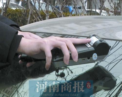 網(wǎng)傳POS機(jī)隔車窗能刷走ETC卡內(nèi)的錢(qián) 記者試驗(yàn)求證