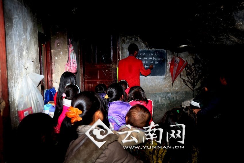 由于受到當(dāng)?shù)厝似缫?，大鍋圈的孩子們沒(méi)有外出求學(xué)的機(jī)會(huì)，只能在這樣的簡(jiǎn)易房里學(xué)習(xí)