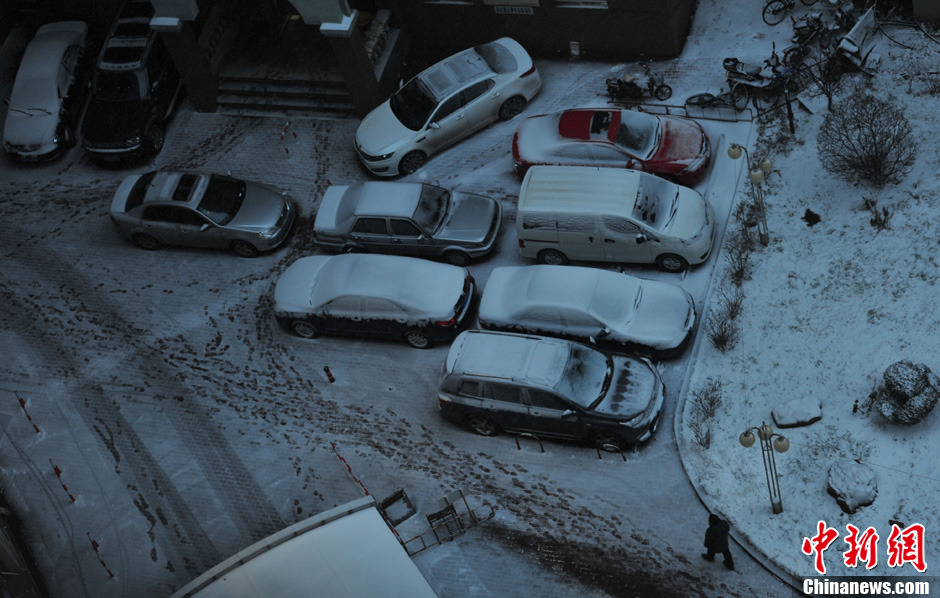 11月18日，沈陽街頭車輛被積雪覆蓋。