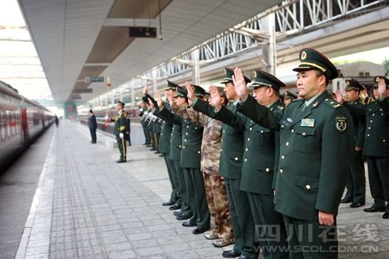 全國(guó)抗震救災(zāi)模范王凱率13集團(tuán)軍常委為退伍老兵送行。