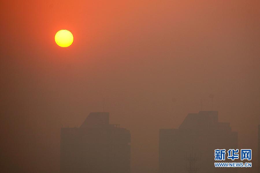 這是12月2日清晨拍攝的霧霾籠罩的江蘇省揚州市景觀。