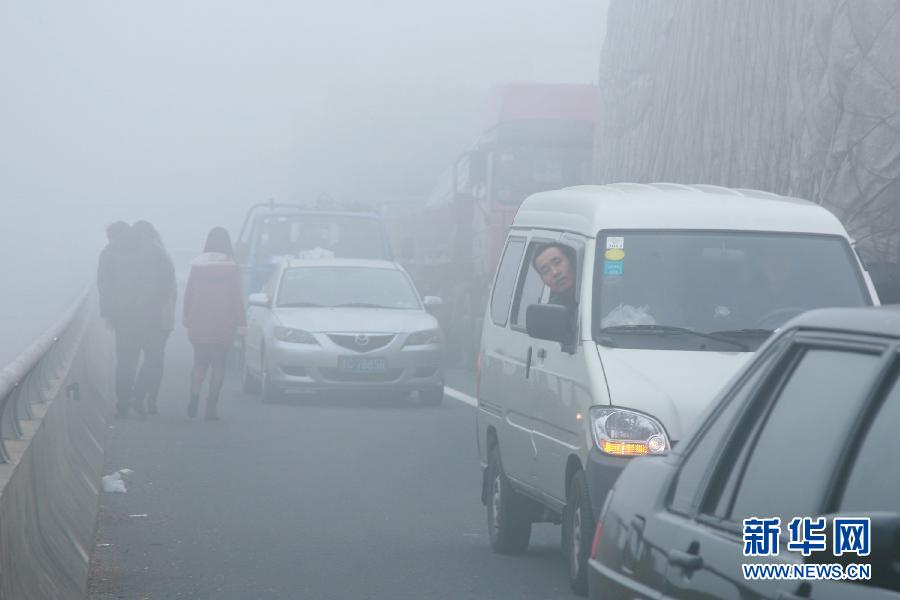 12月4日，滬陜高速揚州段大量車輛滯留。