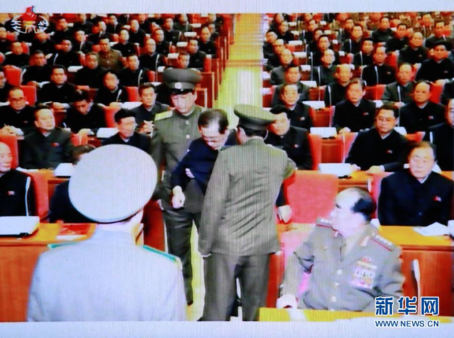 張成澤在12月8日勞動(dòng)黨中央政治局?jǐn)U大會(huì)議現(xiàn)場被帶走。