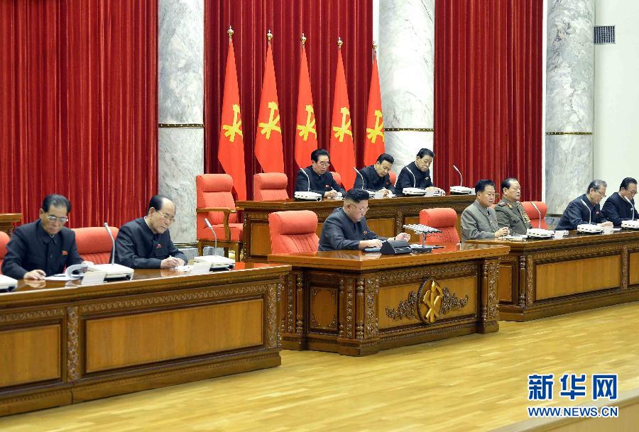 12月8日，在朝鮮平壤，朝鮮勞動(dòng)黨第一書記金正恩（前排中）出席并指導(dǎo)朝鮮勞動(dòng)黨中央政治局?jǐn)U大會(huì)議。