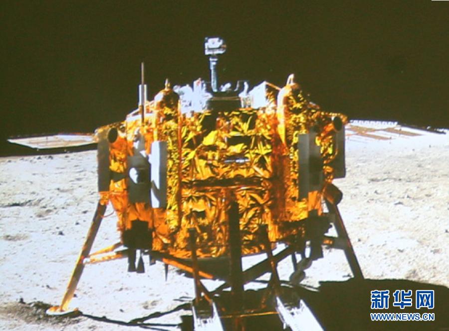 這是北京飛控中心大屏幕上顯示“玉兔”號月球車上的全景相機(jī)拍攝的嫦娥三號著陸器照片。