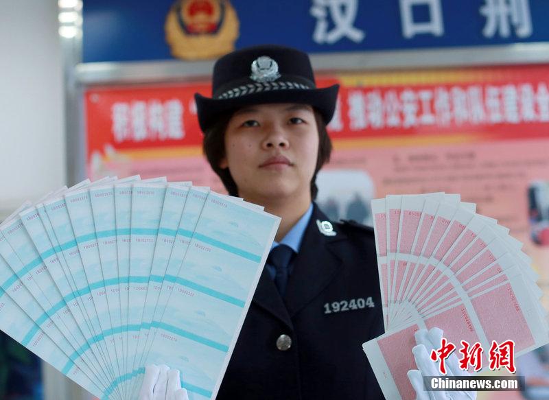 武漢鐵路公安局辦案民警展示空白假火車票。