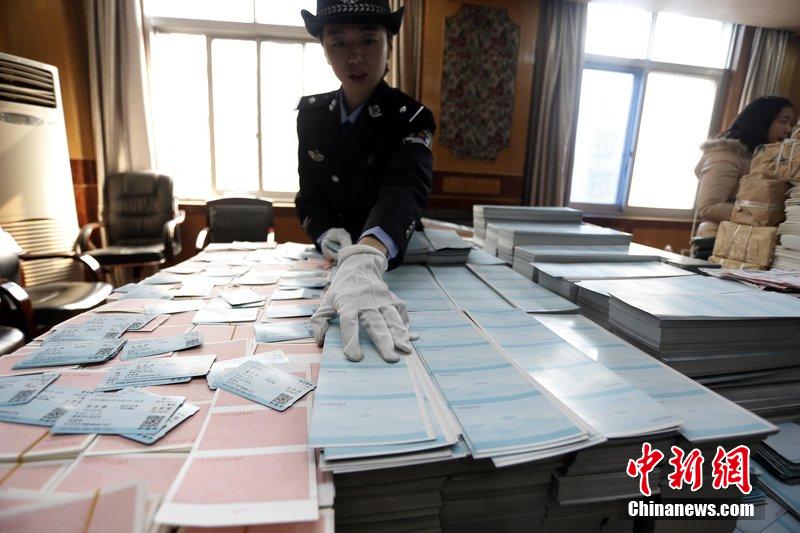 湖北省武漢市，民警清點(diǎn)大量非法制作的成品，半成品假票和制假工具。