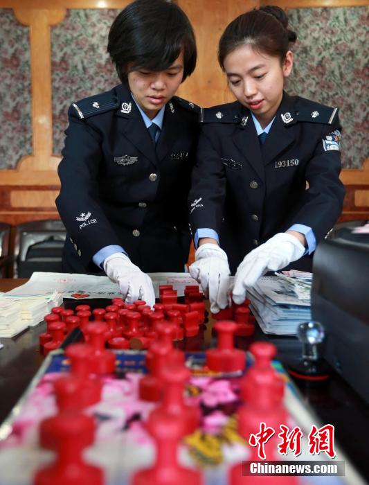 圖為清點(diǎn)查獲大量假火車票和制販工具。