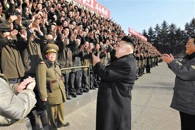 朝中社1月15日發(fā)布的圖片顯示，朝鮮最高領(lǐng)導(dǎo)人金正恩視察位于平安南道的國(guó)家科學(xué)院，與科研人員會(huì)面。