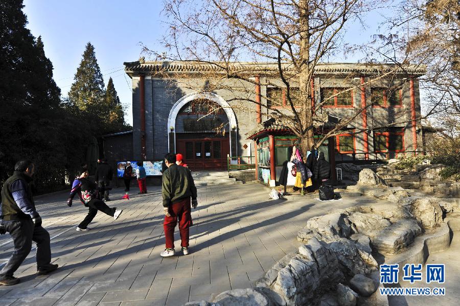 1月15日，市民在北京北海公園內(nèi)的上林苑飯莊門前晨練。