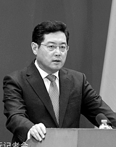 23日，秦剛在外交部例行記者會上。