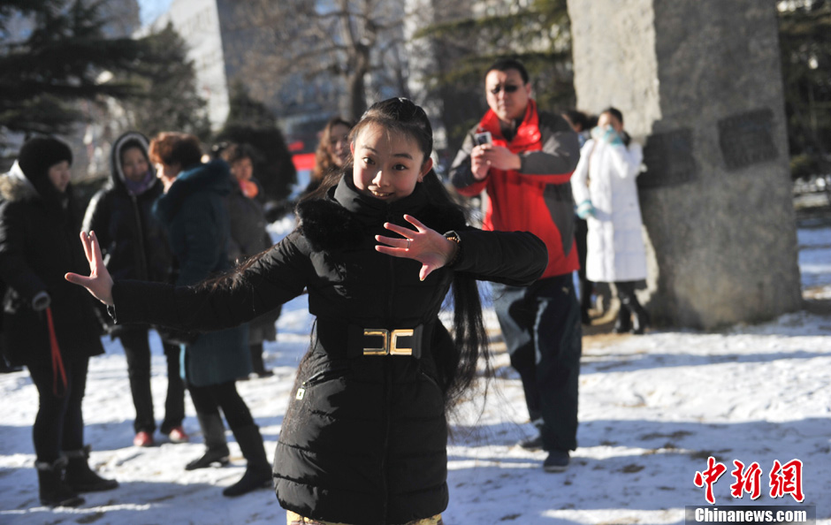 圖為來自東北的表演系考生雪地秀才藝。