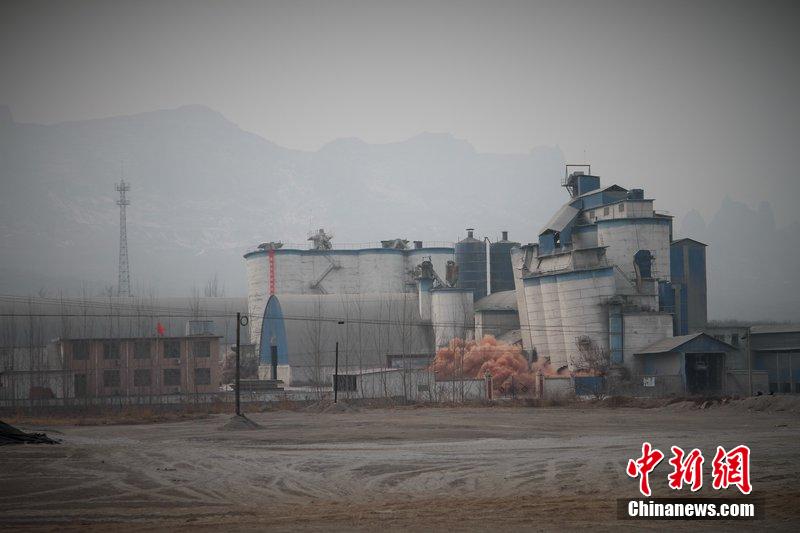 　2014年2月17日，石家莊市再次啟動壓減水泥過剩產(chǎn)能、治理大氣污染水泥企業(yè)集中爆破拆除行動。