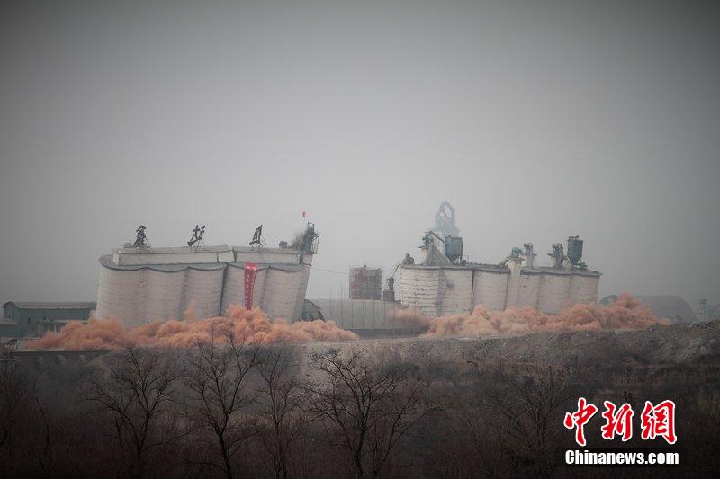 　2014年2月17日，石家莊市再次啟動壓減水泥過剩產(chǎn)能、治理大氣污染水泥企業(yè)集中爆破拆除行動。