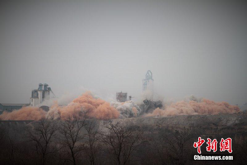 　2014年2月17日，石家莊市再次啟動壓減水泥過剩產(chǎn)能、治理大氣污染水泥企業(yè)集中爆破拆除行動。