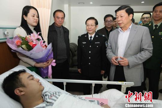 廣西壯族自治區(qū)黨委常委、政法委書記溫卡華看望唐蔚宣。