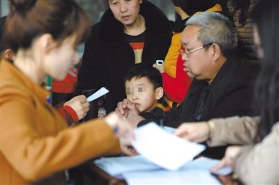 昨日，家長(zhǎng)為服用藥品的幼兒登記參加體檢。西安兩所幼兒園長(zhǎng)期給園內(nèi)幼兒集體服用“病毒靈”。